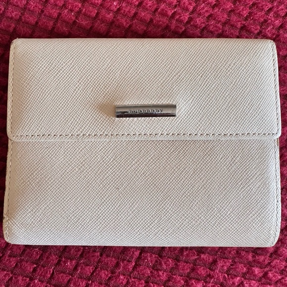 Burberry Beige Wallet with Kiss lock - Picture 1 of 12